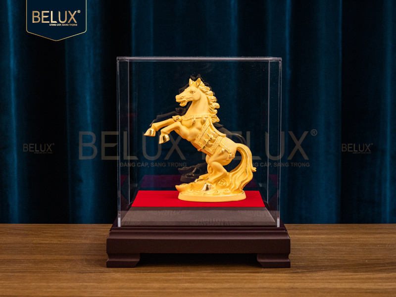 Tượng Ngựa Mã Đáo vàng cát 10x5x13cm